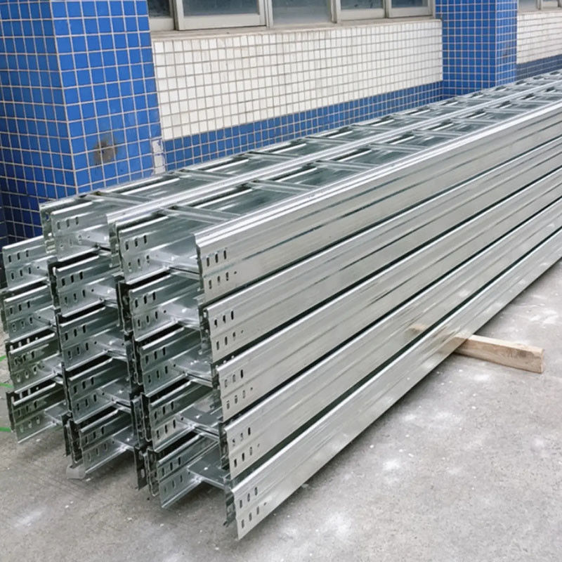 Anpassungsfähige Schwerlaststahlkabelschachtel für Industriezwecke mit Schlitze zur Wandmontage für einen verbesserten Brandschutz.